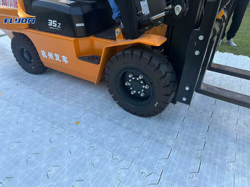 Últimos blogs da empresa sobre Flyon Sports demonstra força inigualável no teste de carga do piso de proteção de gramado