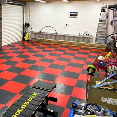 Bom preço Fireproof Recycled Rubber Flooring Tiles With Composite Layer Anti Wear Surface em linha