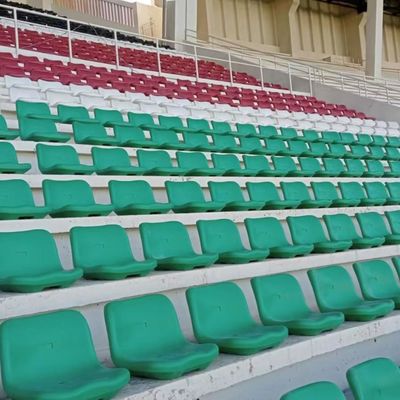 Bom preço Cadeira de assento de estádio de plástico de material HDPE com 5 anos de garantia e cor personalizada para arena de playground em linha
