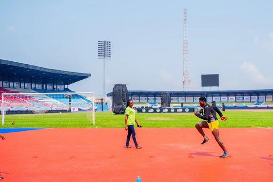 Bom preço Pista de corrida atlética com 8 m de largura e 6 mm de espessura perfeita para instalações esportivas em linha
