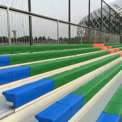 Bom preço Banco de alumínio do Bleacher da multi cor com os assentos plásticos resistentes à corrosão em linha