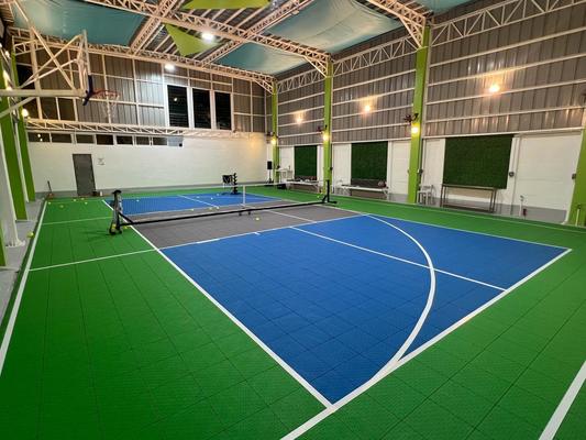 Bom preço Sistema de piso esportivo de azulejos vermelhos e azuis de PP para campos internos e externos em linha