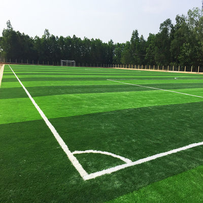 Bom preço Material falsificado artificial sintético dos PP do PE da grama do campo de futebol para o campo de futebol em linha