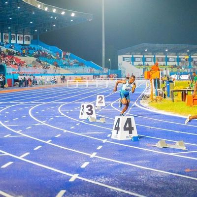 Bom preço As pistas de atletismo atléticas habilitados de IAAF 13mm completo derramam o sistema em linha