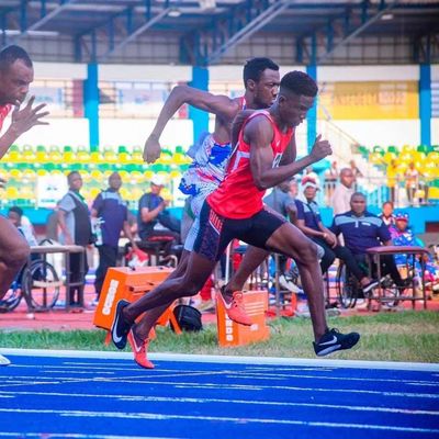 Bom preço Pistas de atletismo atléticas pré-fabricadas para assoalhos do Gym do campo de jogos dos esportes em linha