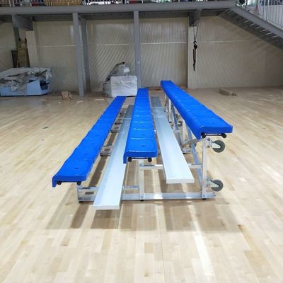 Bom preço Bancada exterior de alumínio do metal 3 fileiras com assentos para o campo de treinamento do campo de jogos em linha