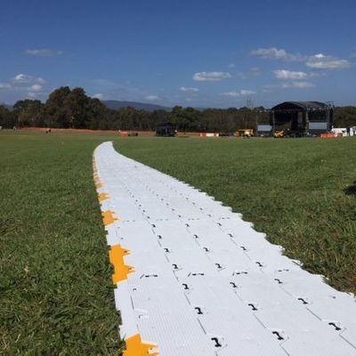 Bom preço Pavimento portátil para eventos em material HDPE com alta capacidade de carga, cor personalizável e resistente à temperatura para uso externo em linha