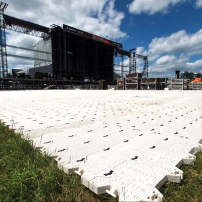 Bom preço Revestimento portátil do evento do polietileno de alto densidade para o OEM do estádio em linha