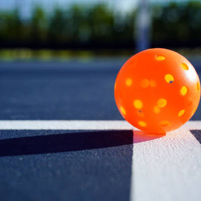 Bom preço Tapete de campo de pickleball resistente a desvanecimento de 45 libras para jogos ao ar livre duradouros em linha