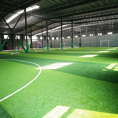 Construção de grama artificial PE PP verde e personalizada para uma aparência exterior deslumbrante