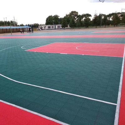 Bom preço 15mm espessura azulejos de PP piso desportivo fácil montagem e desempenho duradouro em linha