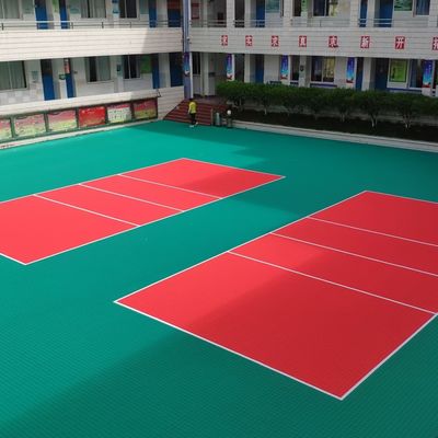 Bom preço Pavimento de desporto de azulejos de PP vermelho recomendado para instalações desportivas MOQ 500pcs em linha