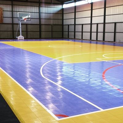 Bom preço 15 mm espessura solos de azulejos de PP suave solução de piso esportivo duradouro em linha
