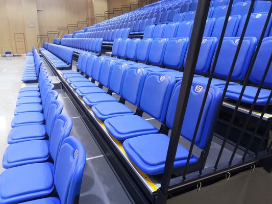 Assentos de bancada retrátil de prata com capacidade para 200 - 500 pessoas