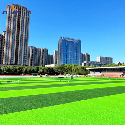 Bom preço 40-60 mm PE PP Erva artificial para campo de futebol Erva artificial sintética em linha