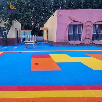 Bom preço Green Outdoor Indoor Courts PP Tiles Sports Flooring With Impact Polypropylene Copolymer Material em linha