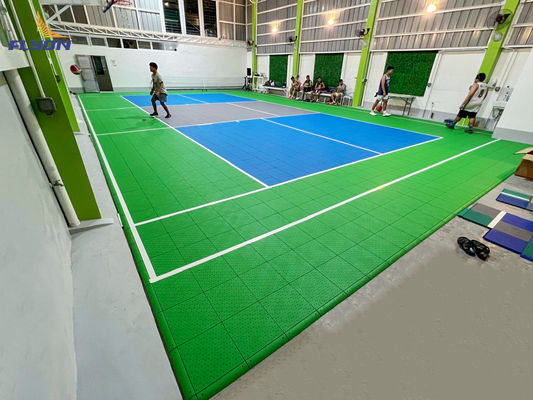 Bom preço Pavimentos desportivos de azulejos de PP resistentes a impactos em vermelho/azul/verde para campos internos/externos em linha
